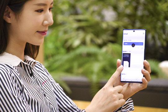 SK텔레콤 모델이 블록체인 기술 기반으로 종이 증명서 제출 없이도 휴대폰 보상 신청 및 처리가 가능한 '이니셜 휴대폰보험 보상서비스'를 소개하고 있다. SK텔레콤 제공